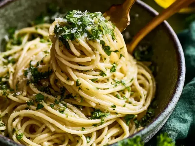Easy Garlic Butter Pasta in 10 Minutes