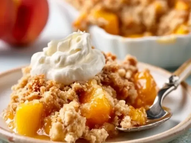 Easy Peach Crumble for Juicy Summer Dessert