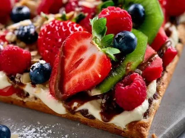 Summer Fruit Pizza: Easy Dessert with a Creamy Base